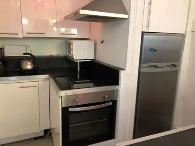 Cuisine ou kitchenette dans l'établissement location appartement 93 M2 plein centre historique