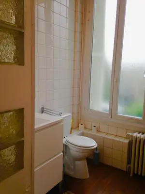Salle de bains dans l'établissement location appartement 93 M2 plein centre historique
