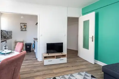 Télévision ou salle de divertissement dans l'établissement Le Saint Clément C