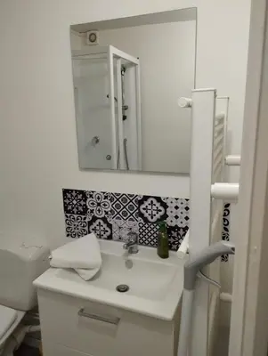 Salle de bains dans l'établissement Charmant studio proche de Rouen