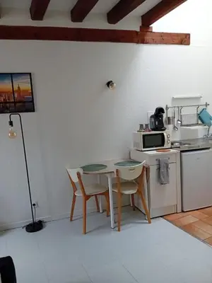 Cuisine ou kitchenette dans l'établissement Heart of Beauvais Airport 15 min by bus, Studio