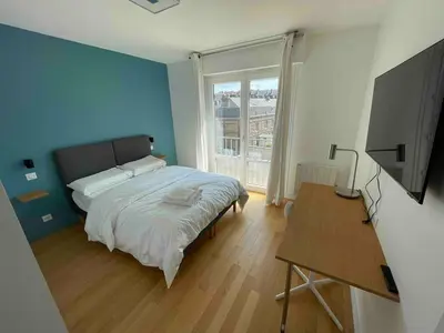 Un ou plusieurs lits dans un hébergement de l'établissement 4 Bedroom Apartment - Near docks and metro