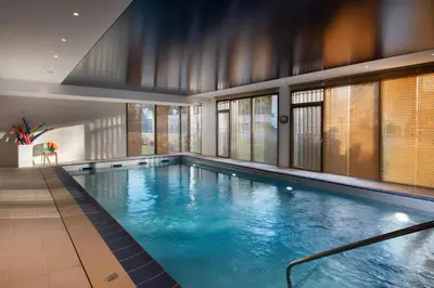 Piscine de l'établissement DOMITYS - La Plume de Samara - Résidence sénior ou située à proximité