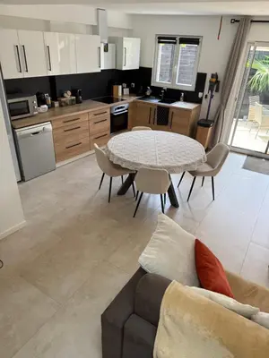 Cuisine ou kitchenette dans l'établissement Charmante maison