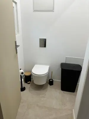 Salle de bains dans l'établissement Charmante maison