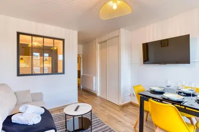 Télévision ou salle de divertissement dans l'établissement Esmée votre appartement rénové en hyper-centre