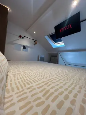 Un ou plusieurs lits dans un hébergement de l'établissement Joli petit duplex avec jacuzzi