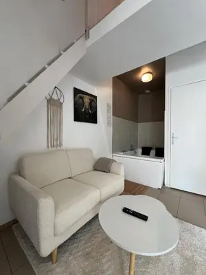 Coin salon dans l'établissement Joli petit duplex avec jacuzzi