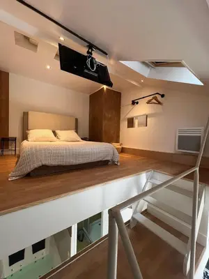 Un ou plusieurs lits dans un hébergement de l'établissement Joli petit duplex avec jacuzzi
