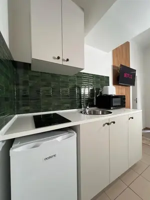 Cuisine ou kitchenette dans l'établissement Joli petit duplex avec jacuzzi