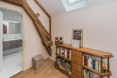 Bibliothèque dans la maison de vacances