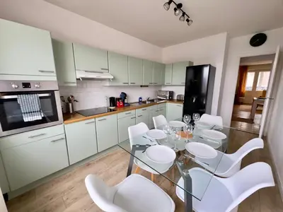 Cuisine ou kitchenette dans l'établissement Le Ciné-Billard du Quai de la Gare-Parking-Balcon