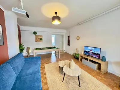 Télévision ou salle de divertissement dans l'établissement Le Ciné-Billard du Quai de la Gare-Parking-Balcon