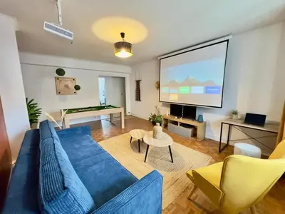 Télévision ou salle de divertissement dans l'établissement Le Ciné-Billard du Quai de la Gare-Parking-Balcon