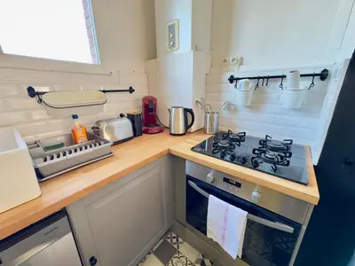 Cuisine ou kitchenette dans l'établissement Cathédrale et Beffroi à 180 Netflix - Parking
