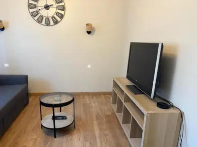 Télévision ou salle de divertissement dans l'établissement Appart F2 spacieux proche Paris