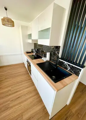 Cuisine ou kitchenette dans l'établissement Cozy apartment with parking and panoramic views!