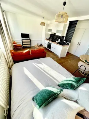 Un ou plusieurs lits dans un hébergement de l'établissement Cozy apartment with parking and panoramic views!