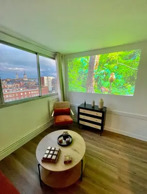 Télévision ou salle de divertissement dans l'établissement Cozy apartment with parking and panoramic views!