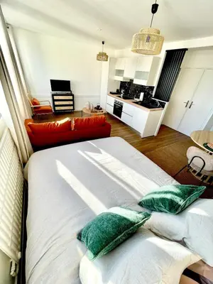Un ou plusieurs lits dans un hébergement de l'établissement Cozy apartment with parking and panoramic views!