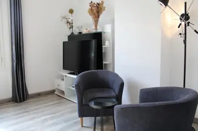 Télévision ou salle de divertissement dans l'établissement Les Embruns