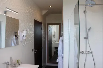 Salle de bains dans l'établissement Hôtel L'Esturgeon