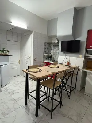 Cuisine ou kitchenette dans l'établissement Maison de ville