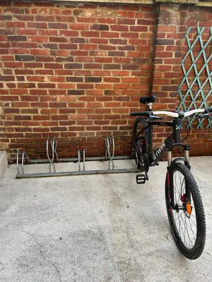 Vélo sur le terrain de l'établissement Iago city,appartement spacieux 2 chambres, hyper centre, aéroport et gare à proximité ou dans les environs