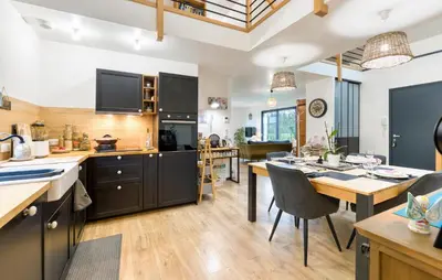 Cuisine ou kitchenette dans l'établissement Nice Home In Venon With Wifi