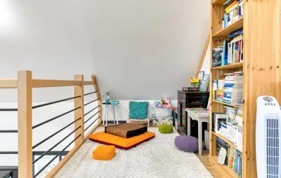 Bibliothèque dans la maison de vacances