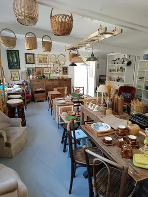 Coin salon dans l'établissement Logement de charme & accès boutique brocante