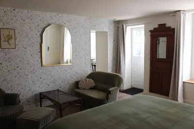 Un ou plusieurs lits dans un hébergement de l'établissement Logement de charme & accès boutique brocante