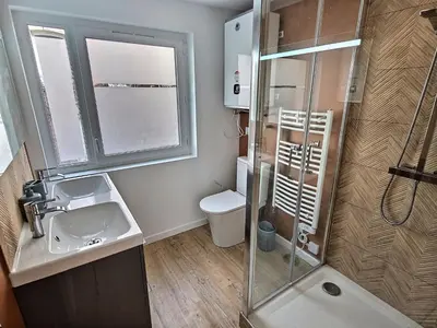 Salle de bains dans l'établissement Maisonette Cozy, Neuf, Centre-ville, Wifi