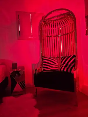 Coin salon dans l'établissement Loveroom Instants Secret Amiens