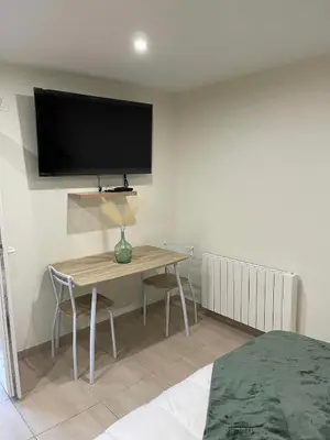 Télévision ou salle de divertissement dans l'établissement Au Bon pied Bonneuil
