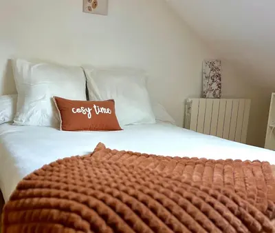 Un ou plusieurs lits dans un hébergement de l'établissement Appartement Cosy avec Netflix et parking gratuit
