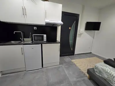 Cuisine ou kitchenette dans l'établissement STUDIO COSY Meulan En Yveline