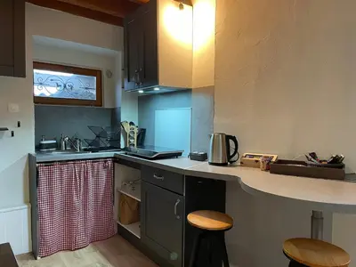 Cuisine ou kitchenette dans l'établissement Charmant studio indépendant