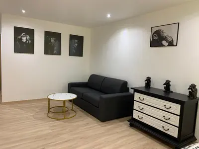 Coin salon dans l'établissement Chambre privée et cuisine commune