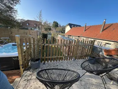 Terrasse ou espace extérieur de l'établissement Appartement avec Jacuzzi - Accès Piscine partagée