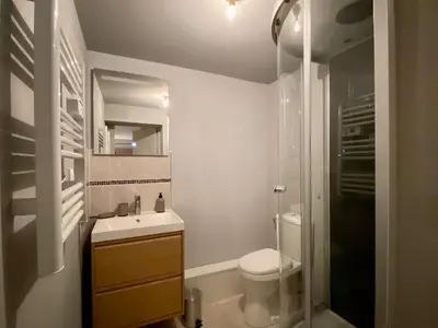 Salle de bains dans l'établissement Le Nid à Bulles Scandinave