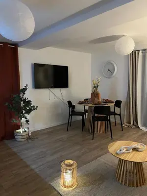 Télévision ou salle de divertissement dans l'établissement Le Presbytère secret - Centre & Gare à pied