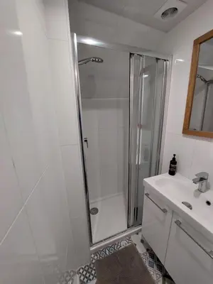 Salle de bains dans l'établissement Charmant Duplex au coeur de Dieppe