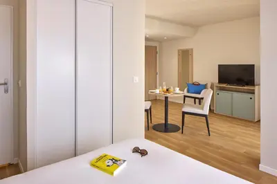 Télévision ou salle de divertissement dans l'établissement Quality Aparthotel Rouen