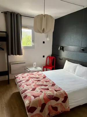 Un ou plusieurs lits dans un hébergement de l'établissement Brit Hotel Baillet-en-France