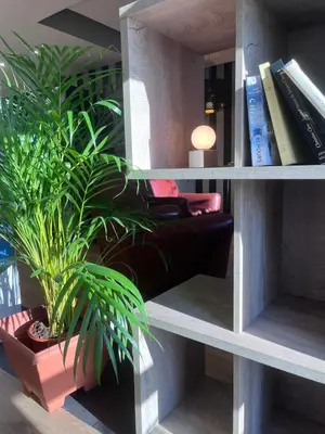 Bibliothèque dans l'hôtel