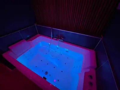 Plan de l'établissement Nuit magique jacuzzi, terrasse & lit motorisé - 008