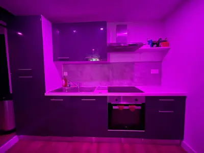 Cuisine ou kitchenette dans l'établissement Nuit magique jacuzzi, terrasse & lit motorisé - 008
