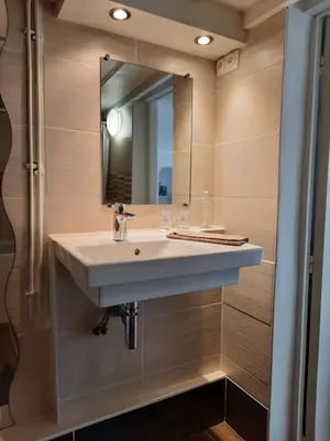 Salle de bains dans l'établissement Giverny, Cosy studio au vert
