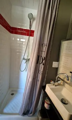 Salle de bains dans l'établissement La Canotière - Petite maison pour 2 personnes à Vienne en Arthies